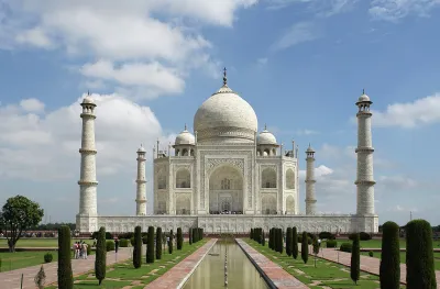 Taj Mahal, Agra. FP on the English Wikipedia.